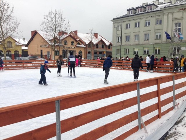 Darmowe lodowisko na placu Zygmunta Starego w Białobrzegach już działa.