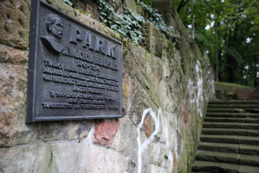 Kraków. Zabytkowy park Bednarskiego do remontu. Aktywiści alarmują: "wycięto już kilkaset drzew"