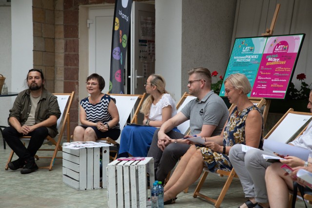 - To już 18. rok z Latem Muz Wszelakich w Zielonej Górze! - informuje Marta Blonkowska z Zielonogórskiego Ośrodka Kultury. Impreza, która odbywa się w naszym mieście, w tym roku kusić będzie blisko 130 wydarzeniami. I każdy: czy to dorosły, czy dziecko, będzie mógł w tej ofercie znaleźć coś dla siebie. Prezentujemy program Lata Muz Wszelakich 2021 w Zielonej Górze. Może wybierzecie się na jakąś akcję? 