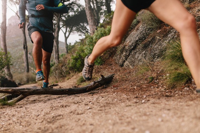 Bieganie w terenie to świetna forma aktywności fizycznej, która łączy uprawianie sportu z kontaktem z naturą. Do treningów potrzebne są jednak specjalne buty trailowe, które różnią się od zwykłego obuwia sportowego. Polecamy, najlepsze buty do biegania w trudnym terenie.