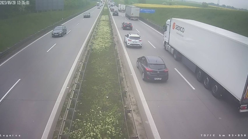 Prawy pas jezdni w stronę Wrocławia jest zablokowany....