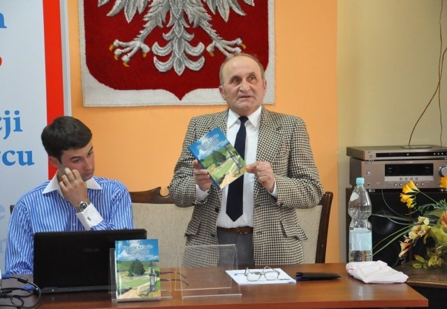 Andrzej Cebula prezentuje swoją nową książkę. Spotkanie autorskie odbyło się w Urzędzie Gminy w Samborcu.
