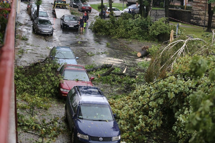 Nad Chorzowem przeszła trąba powietrzna, szkody są też w...