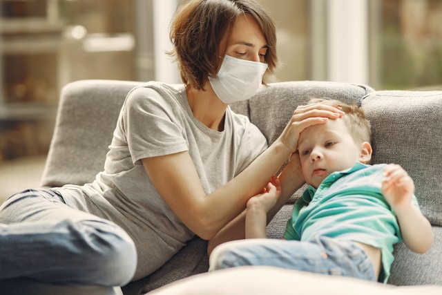 Wirus RSV daje u dziecka objawy zbliżone do innych sezonowych infekcji górnych dróg oddechowych.