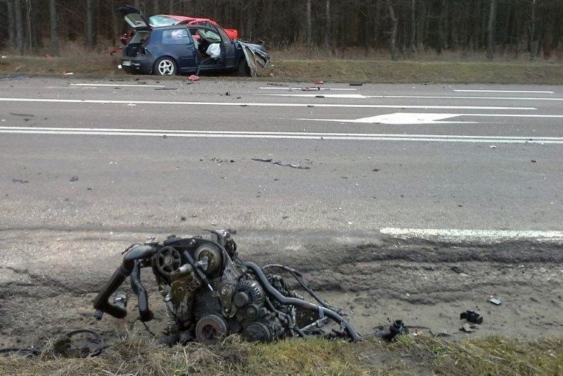 Ulica Wojska Polskiego. Wypadek bmw i golfa na S8. Z auta wyleciał silnik (zdjęcia)