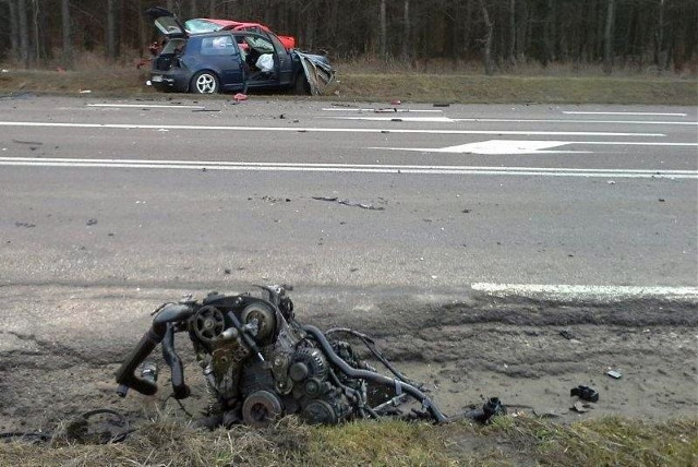 Ulica Wojska Polskiego. Wypadek bmw i golfa na S8. Z auta wyleciał silnik (zdjęcia)