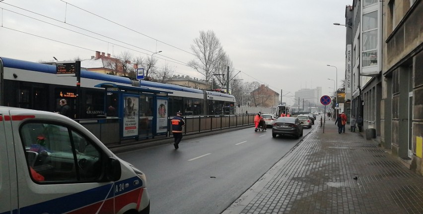 Kraków. Przywrócono ruch tramwajów na ul. Mogilskiej. Wzywano karetkę, bo zasłabła pasażerka