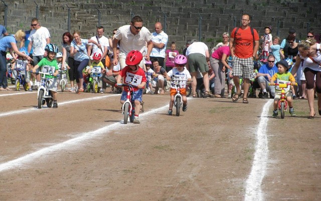Wyścigi rowerkowe Głosu rozpoczęły najmłodsze, trzyletnie kolarki.