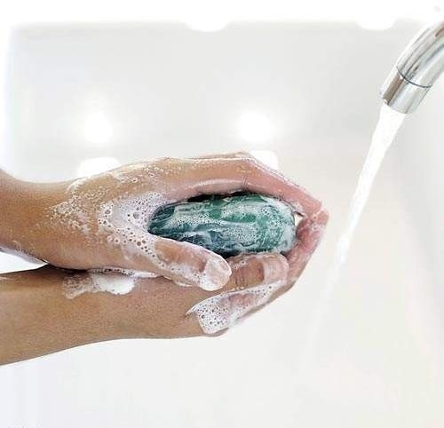 Naukowcy podejrzewają, że mydła antybakteryjne mogą sprzyjać rozprzestrzenianiu się nowych odmian bakterii.