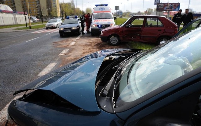 Ze wstępnych ustaleń policji wynika, że kierowca skody wymusił pierwszeństwo.