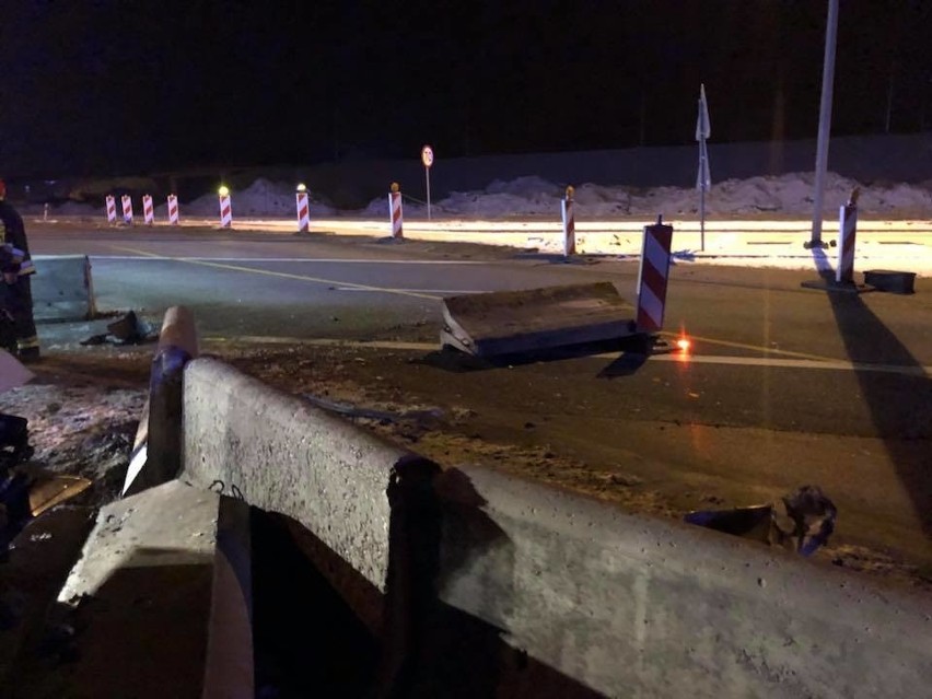Samochód uderzył w betonowe zapory w Jedlance w gminie...