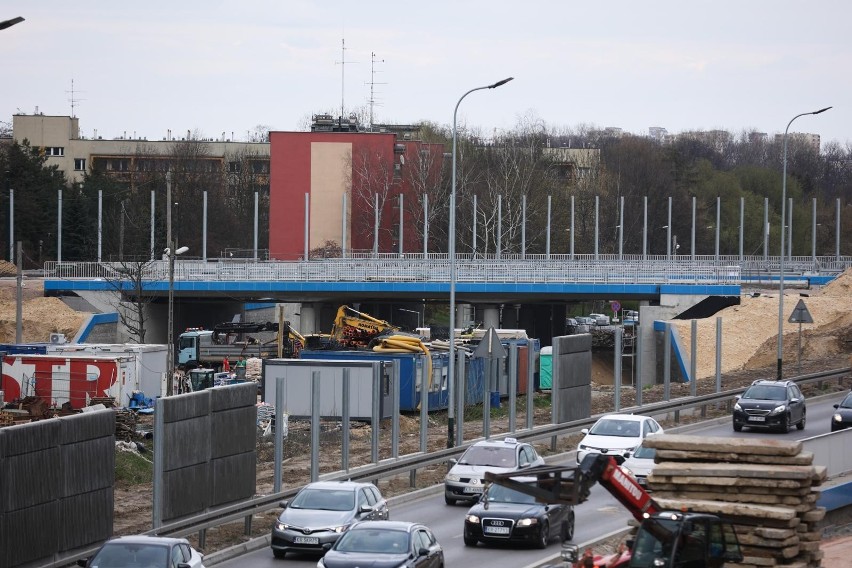 Budowa linii tramwajowej do Górki Narodowej postępuje, północ Krakowa się zmienia. Estakady, kładki, tunel. Nowe zdjęcia