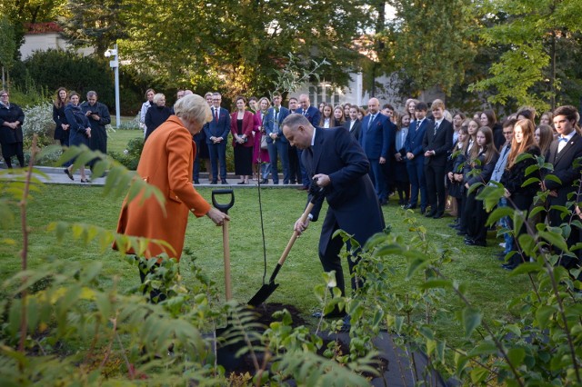 Prezydent Andrzej Duda i pierwsza dama Agata Kornhauser-Duda podczas uroczystości sadzenia jabłoni w ogrodach Pałacu Prezydenckiego w Warszawie