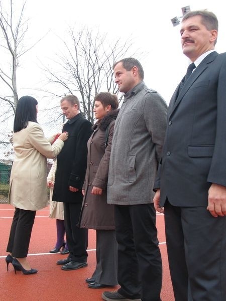 Medale Komisji Edukacji Narodowej, wyróżnionym nauczycielom z terenu gminy Gorzyce, wręczyła Małgorzata Chomycz, wicewojewoda podkarpacki.