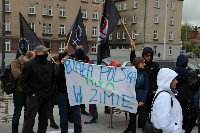 Pikieta przeciwko dyskryminacji i faszyzmowi w Tczewie zakończyła się bójką [ZDJĘCIA, WIDEO]
