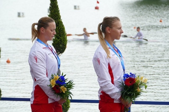 Od lewej Dorota Borowska i Sylwia Szczerbińska na podium mistrzostw świata w Rumunii