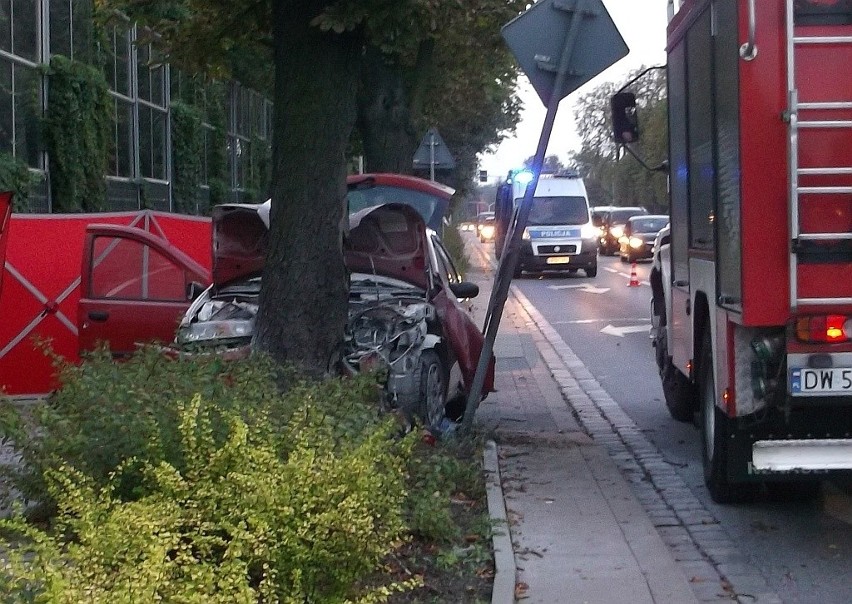 Wrocław: Wypadek na Wyścigowej. Fiat uderzył w drzewo, nie żyje pasażerka (ZDJĘCIA)