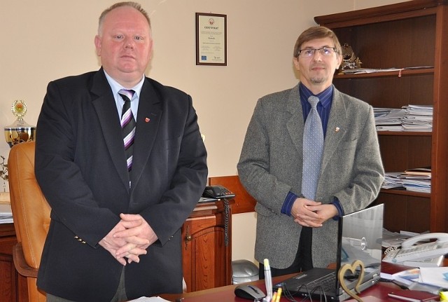 Wicestarosta Bogdan Soboń (z lewej) będzie teraz starostą, a Andrzej Lenart, dotychczas stojący na czele powiatowego samorządu &#8211; wicestarostą. Po wieczornym oświadczeniu posłanki Marzeny Okły - Drewnowicz to już nie jest takie oczywiste.