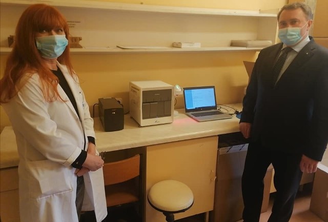 Dr Marek Kos, dyrektor Specjalistycznego Szpitala Ducha Świętego w Sandomierzu z Anną Hemine, kierownik laboratorium  przy aparacie.
