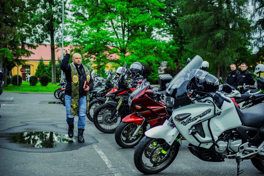 I Rajd motocyklowy weteranów na Podkarpaciu. Żołnierze odwiedzą groby swoich kolegów, aby zapalić znicz i oddać hołd [ZDJĘCIA]