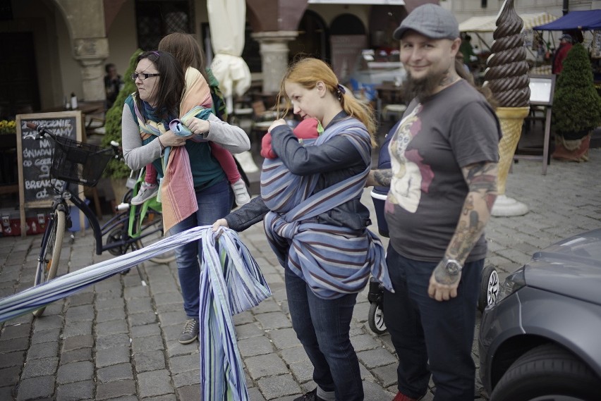 Wąż z chust na Starym Rynku [FLASH MOB, ZDJĘCIA]