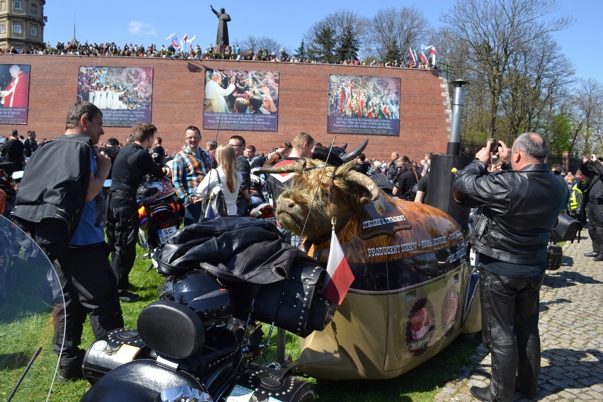 Kilkanaście tysięcy motocyklistów przybyło w niedzielę na...