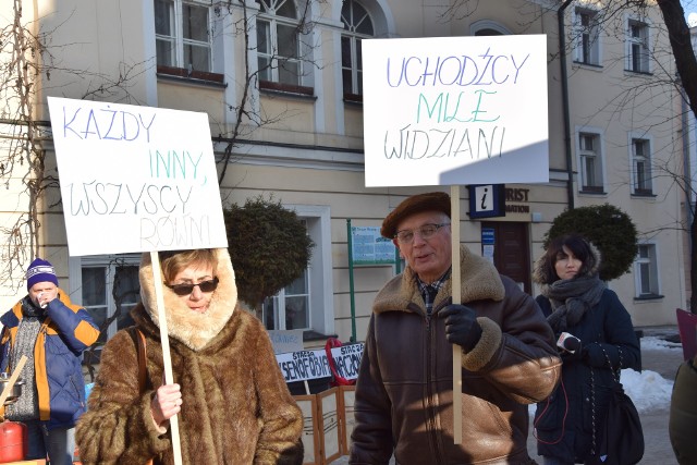 Kilkadziesiąt osób spotkało się w sobotę, 28 stycznia, pod zielonogórskim ratuszem na demonstracji "Pociąg do tolerancji. Stop nienawiści", zorganizowanej przez grupę Wspólna ZG.