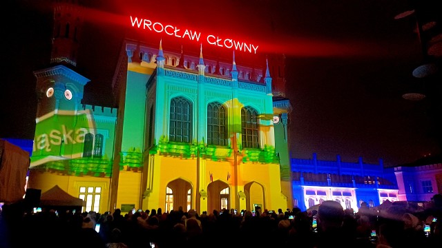 Pokaz wideomappingu 3D na budynku Dworca Głównego PKP we Wrocławiu (3.12.2022).