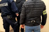 Policja w Oświęcimiu zatrzymała 56-latka. Namalował swastykę na banerze i uszkodził kilka innych. Mężczyzna usłyszał zarzuty