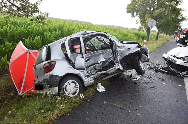 Śmiertelny wypadek na DK5 pod Lesznem. Między Lipnem a Radomickiem zderzyły się dwa samochody. Zginęła 65-letnia mieszkanka Poznania.Przejdź do kolejnego zdjęcia --->
