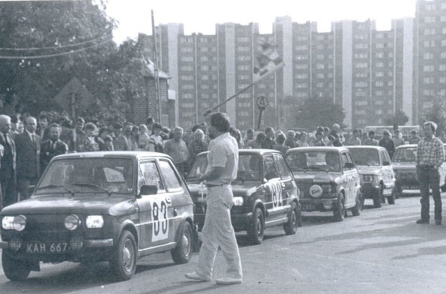 W latach 70. i 80. Rajd Festiwalowy gromadził na trasie tysiące ludzi. Na zdjęciu start do kolejnego odcinka z opolskiego Zaodrza.