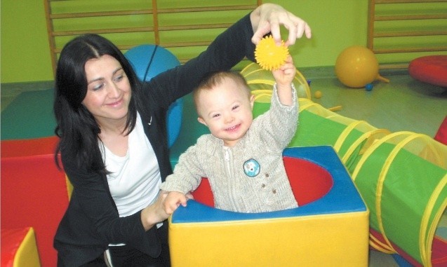 Fizjoterapeutka Małgorzata Pilichowska podczas zajęć rehabilitacyjnych w ośrodku Nadziei z Szymonem, gdy miał dwa lata. 