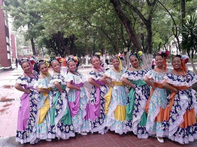 Tak prezentują się tancerki zespołu Tzontemoc z Meksyku