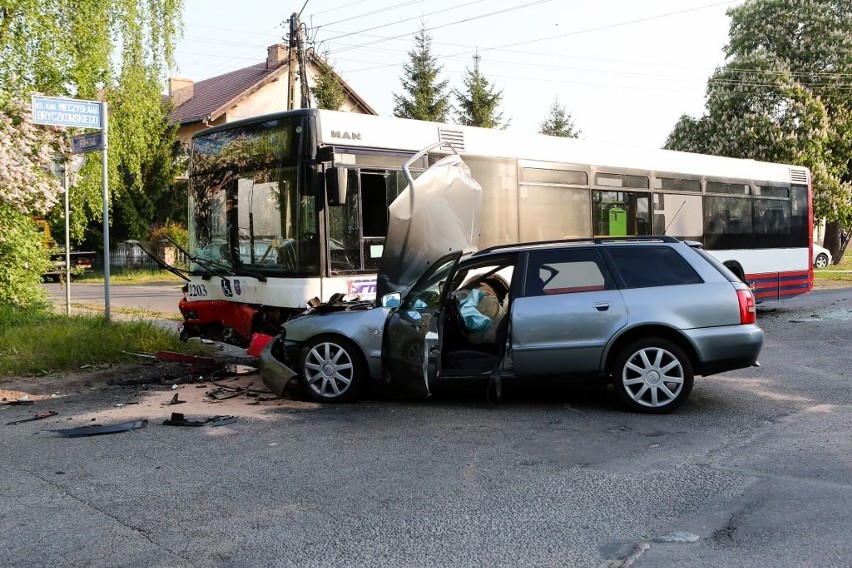 Wypadek autobusu i dwóch aut w Wielgowie. 10 osób jest rannych