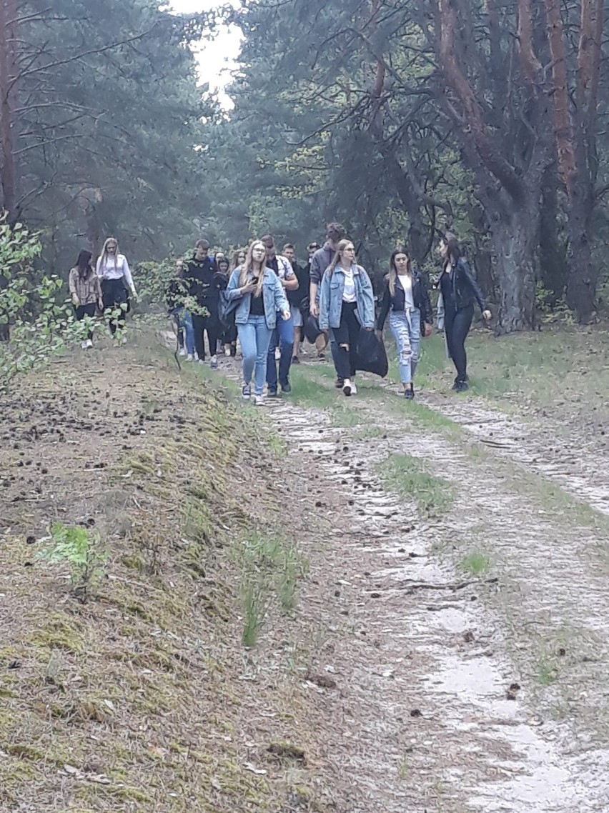 Licealiści z Białobrzegów sprzatali okolicę, sprzątanie świata miał przypomnieć, że trzeba dbac o środowisko