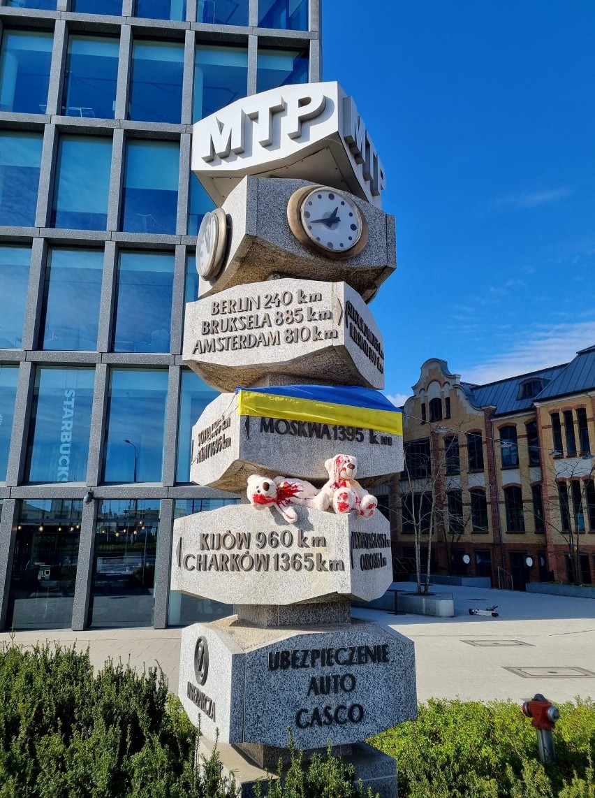 Na rondzie Kaponiera w Poznaniu położyli "zakrwawione"...