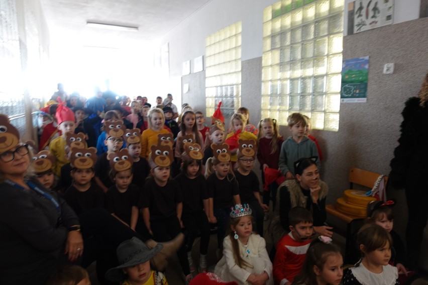 Dzień postaci z bajek w szkole w Zalasiu. Było kolorowo i radośnie