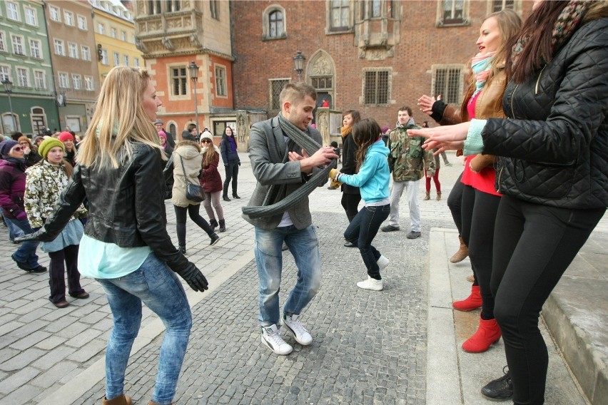 Setki osób tańczyło w rynku. Pokazali, że Wrocław jest happy! (FILM, ZDJĘCIA)
