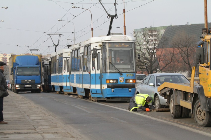 Zepsuty samochód zablokował ruch tramwajów na moście...