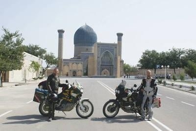 Przed mauzoleum Timura Wielkiego w Samarkandzie Fot. Albert Wójtowicz i Bartłomiej Zborek