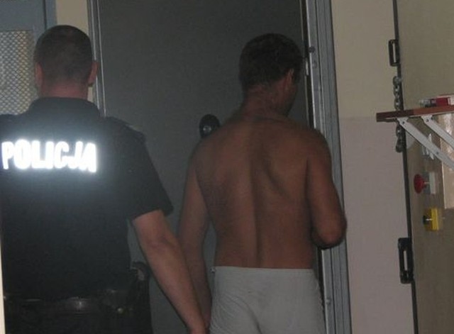 Poszukiwany listem gończym mężczyzna trafił do policyjnego aresztu, skąd przewieziony został  do więzienia.