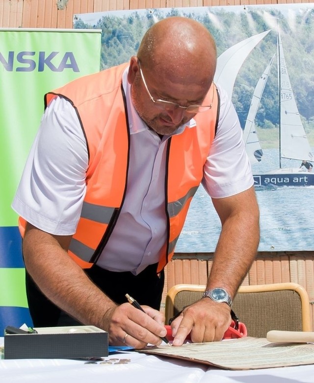Akt erekcyjny pod budowę stanicy wodniackiej przy Jeziorze Tarnobrzeskim podpisuje Robert Niedbałowski, dyrektor Kopalni Siarki "Machów&#8221; w Tarnobrzegu.