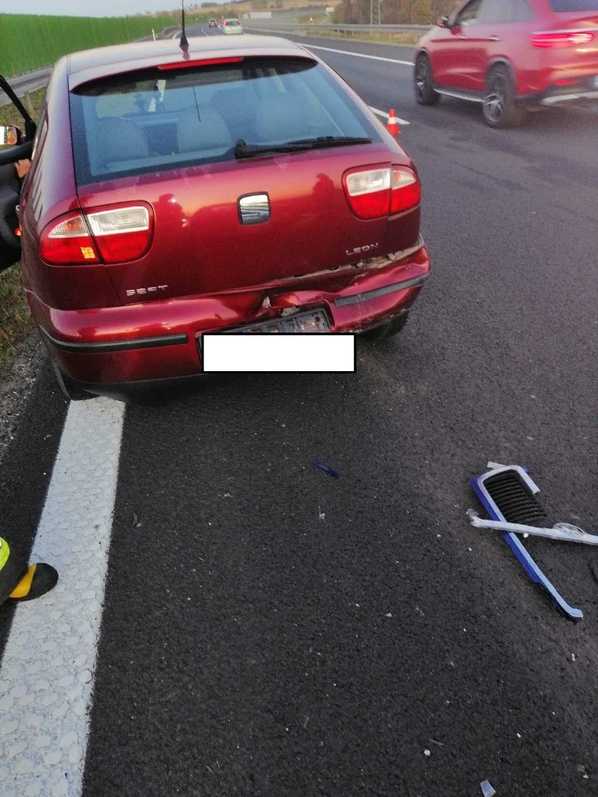 Zderzenie czterech aut na autostradzie. Ruch na drodze blokuje też unieruchomiony dźwig