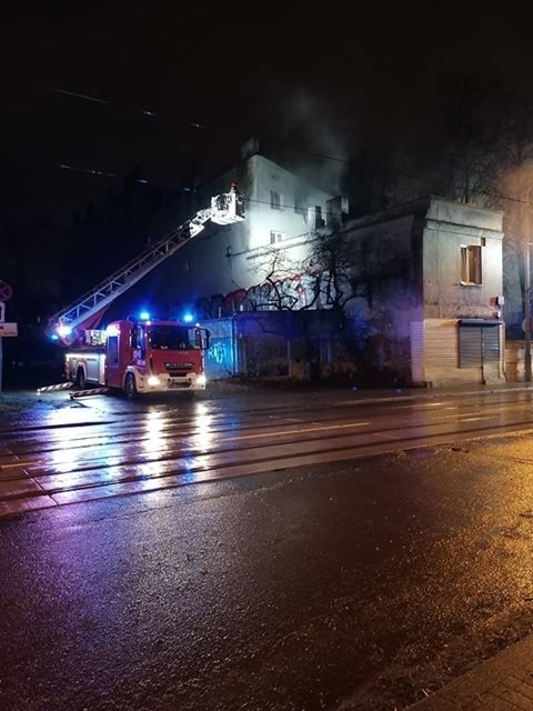 Pożar na Bałutach. Spaliło się mieszkanie, 4 osoby zostały ranne