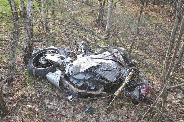 Kierowca tego motocykla po wypadku pod Szczytnem został przetransportowany śmigłowcem do szpitala