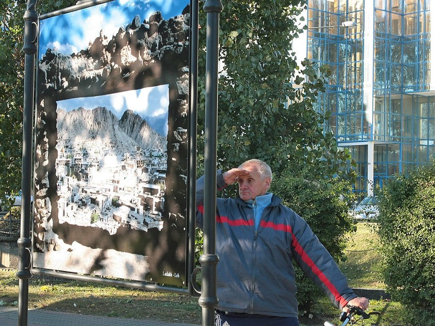 Wystawę o górach i ludziach gór Teresy Mazurkiewicz można już oglądać na plantach w Grudziądzu [zdjęcia]