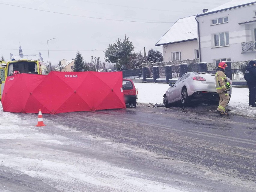 Śmiertelny wypadek w Wiązownicy w powiecie jarosławskim. Kierująca fiatem czołowo zderzyła się z mazdą [ZDJĘCIA]