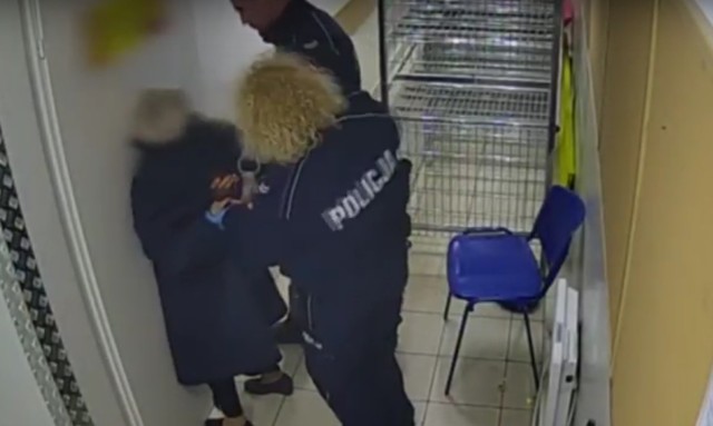 Na filmie widać jak policjanci brutalnie obchodzą się ze starszą kobietą.