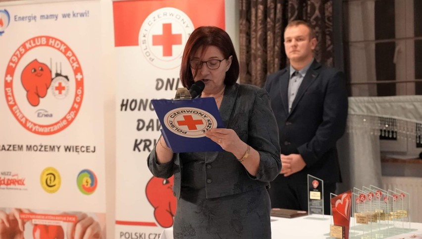 Uroczyste obchody Dni Honorowych Dawców Krwi Polskiego Czerwonego Krzyża w Kozienicach. Były odznaczenia dla zasłużonych. Zobacz zdjęcia