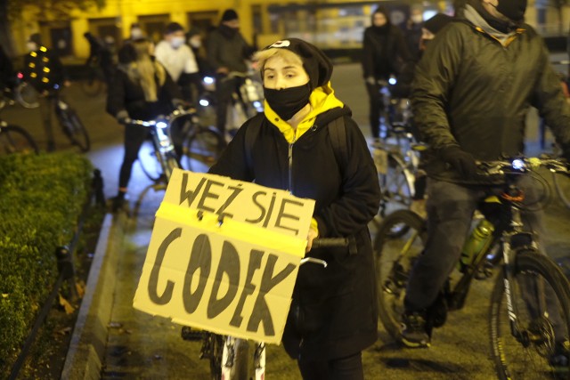 W poniedziałek protestujący na rowerach spotkali się o godz. 19 na placu Wolności. Tak jak przy poprzednich edycjach wydarzenia, tak i tym razem nie zabrakło kolorowych świateł, transparentów i  wieszaków będących symbolem Strajku Kobiet.Przejdź do kolejnego zdjęcia --->